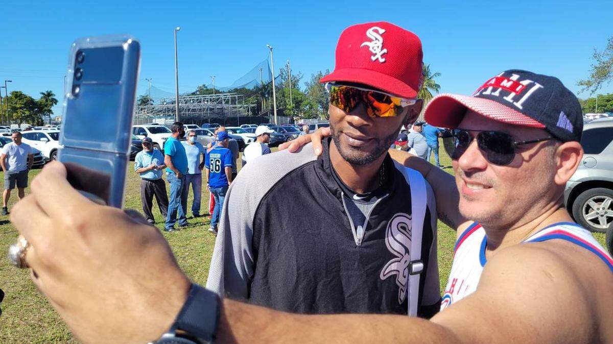 Alexei Ramírez se toma una foto con un aficionado en el Juego de las Estrellas Cubanas 20222 en Miami