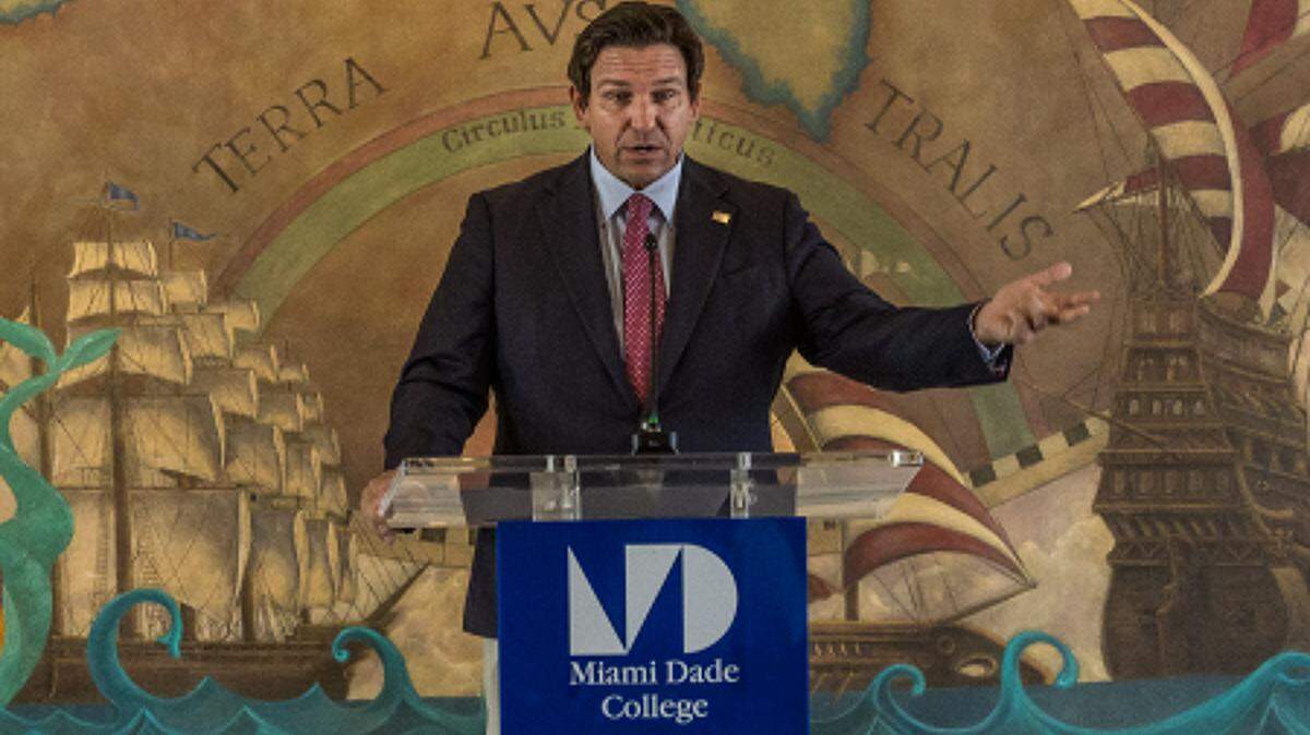 El gobernador de Florida, Ron DeSantis, habla durante un evento para conmemorar y honrar el “Día de las Víctimas del Comunismo” en la Torre de la Libertad del Miami Dade College el pasado 7 de noviembre.