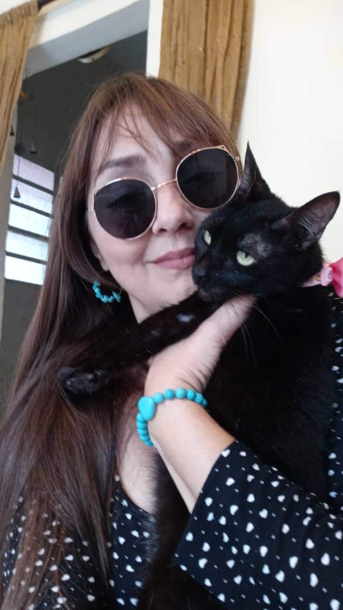 Betty y una de sus mascotas en Cuba