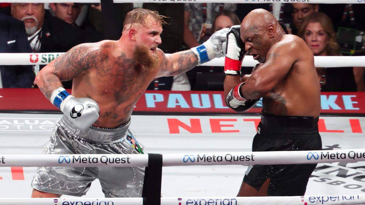 Jake Paul (izq.) derrotó por decisión unánime a Mike Tyson, el viernes en el AT&T Stadium en Arlington, Texas.