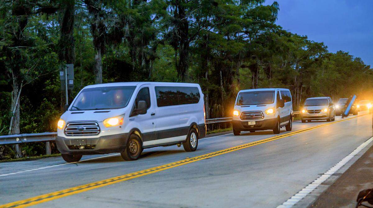 Una caravana de tres camionetas Ford blancas, seguida de varios sedanes y otros vehículos, llega a la cárcel de inmigrantes Alligator Alcatraz, ubicado en el sitio del Aeropuerto de Entrenamiento y Transición Dade-Collier en Ochopee, Florida, el miércoles 2 de julio de 2025.
