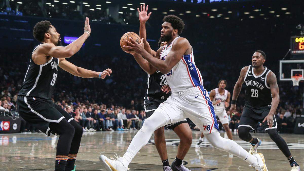 Joel Embiid, centro de los 76ers de Filadelfia y el máximo anotador en la campaña, ganó el martes por primera vez el trofeo al Jugador Más Valioso de la NBA, superando a Nikola Jokic de los Nuggets de Denver, quien había obtenido el galardón en los dos años anteriores.