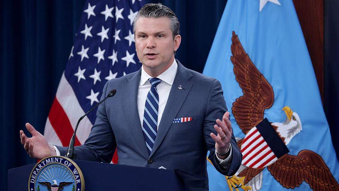 El Secretario de Guerra de los Estados Unidos, Pete Hegseth, interviene durante una conferencia de prensa en el Pentágono el 16 de abril de 2026, en Arlington, Virginia. Hegseth abordó la guerra entre los Estados Unidos e Israel contra Irán, mientras continúan las negociaciones hacia un acuerdo a largo plazo entre los países.