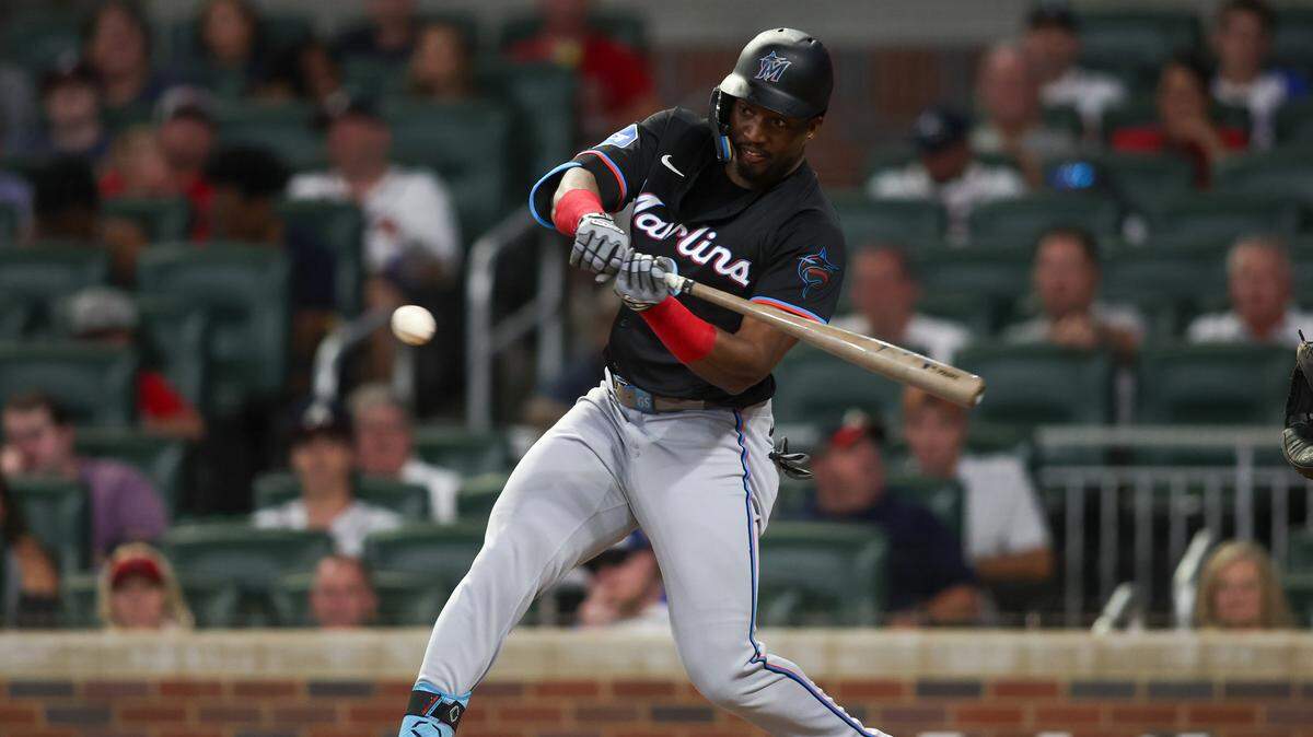 El jardinero derecho de los Marlins de Miami, Jesús Sánchez (12), pega un sencillo contra los Bravos de Atlanta en la novena entrada en el Truist Park, el 3 de agosto de 2024; en Atlanta, Georgia.