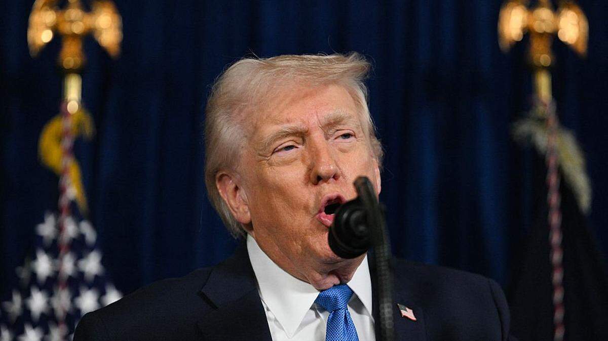 El presidente estadounidense Donald Trump habla con la prensa tras las acciones militares estadounidenses en Venezuela en su residencia de Mar-a-Lago en Palm Beach, Florida, el sábado 3 de enero de 2026.