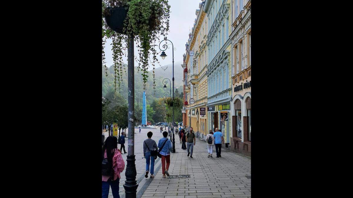 Una calle de Karlovy Vary, cuyo nombre proviene de “Baños de Carlos”, por su descubridor, está a menos de dos horas de Praga, capital de la República Checa. 