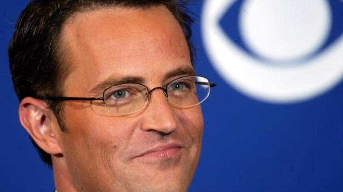PASADENA, CA - JANUARY 11: Actors Matthew Perry poses backstage during the 30th Annual People's Choice Awards at the Pasadena Civic Auditorium January 11, 2004 in Pasadena, California. (Photo by Carlo Allegri/Getty Images)