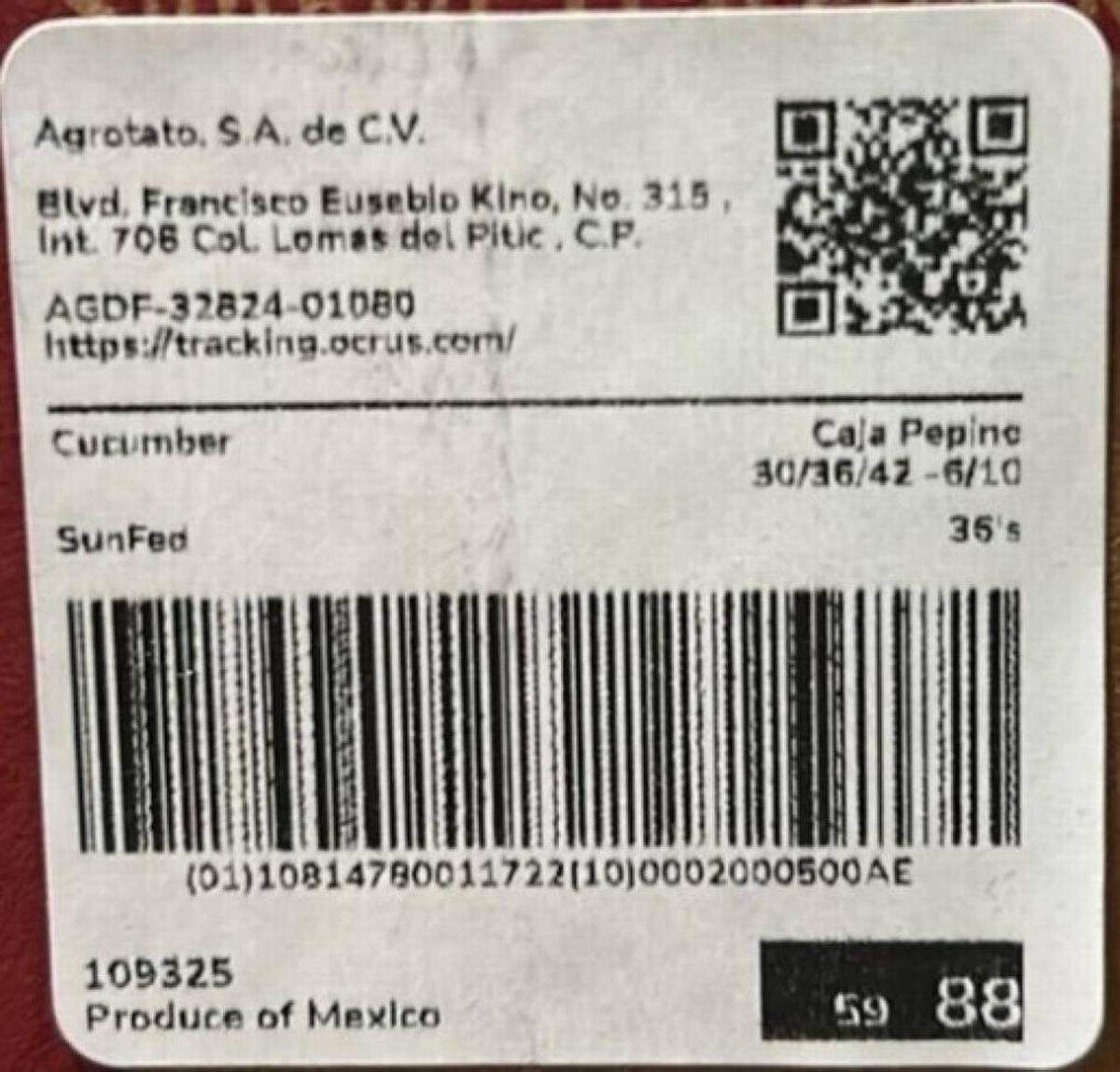 Una etiqueta de Agrotato S.A. de C.V. que aparece en algunas cajas de los pepinos que se ordenó recoger.