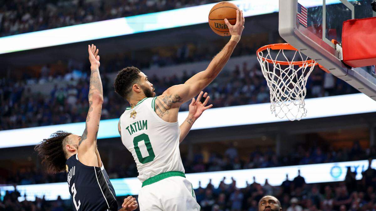 Jayson Tatum (der.) anotó 31 puntos y comandó el triunfo de los Celtics de Boston en la cancha de los Mavericks, en el tercer partido de las Finales de la NBA celebrado el 12 de junio de 2024 en Dallas.