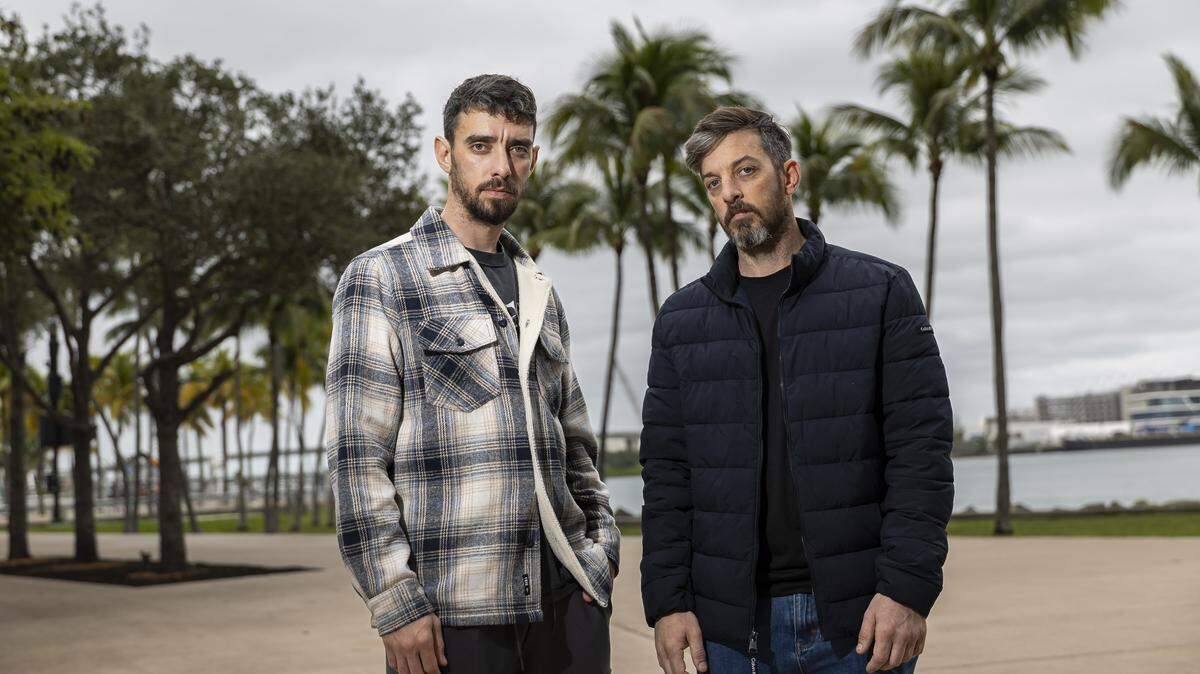 Ariel Cuño, de 28 años (izquierda), y su hermano, David Cuño, de 35, fueron secuestrados en sus casas en el kibutz Nir Oz y permanecieron como rehenes de Hamás en Gaza durante dos años. Viajaron a Miami para compartir sus historias.