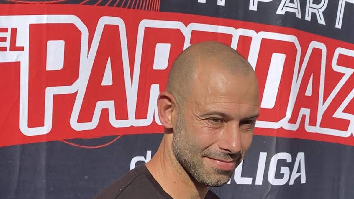 El argentino Javier Mascherano conversa con los medios en las afueras del 77 SportBar en Coral Gables, Miami Dade, previo al partido Barcelona-Real Madrid, el 28 de octubre de 2023.