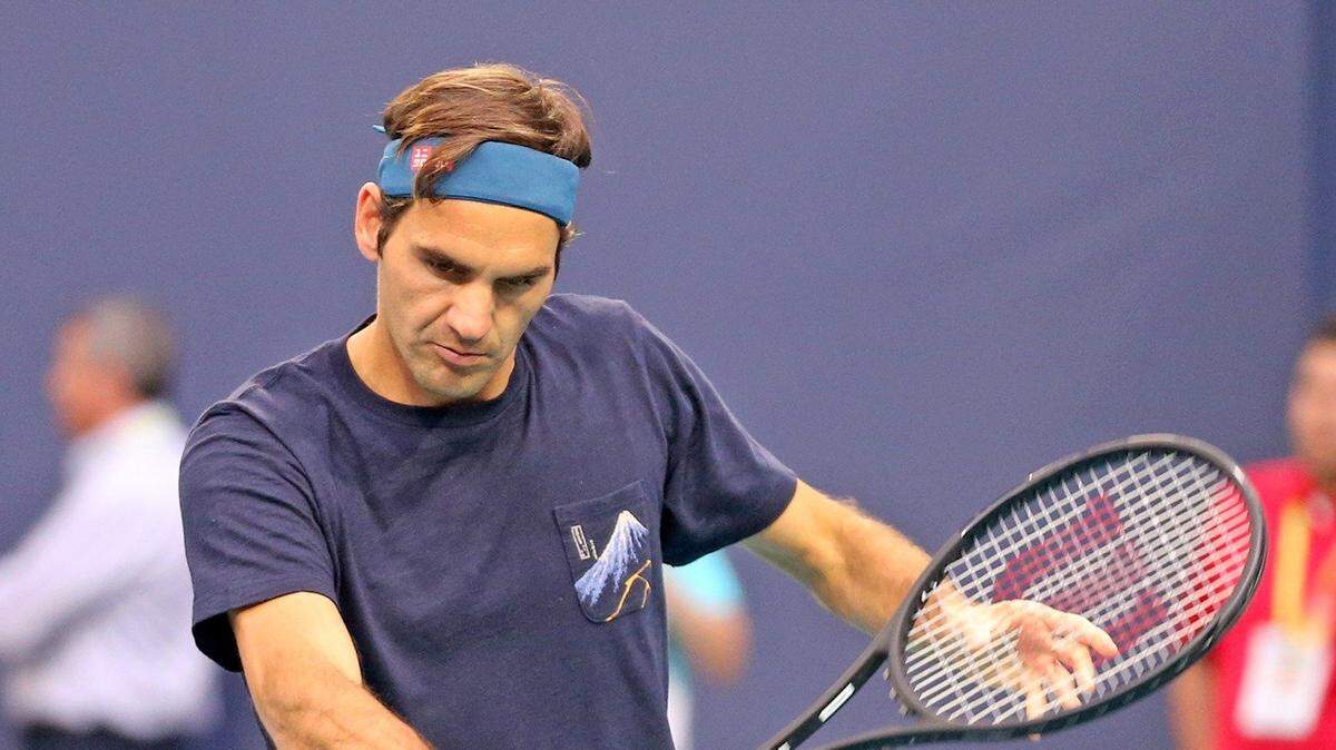 Roger Federer devuelve una pelota en una práctica el 18 de marzo de 2019 en el Hard Rock Stadium, en Miami Gardens, Florida.