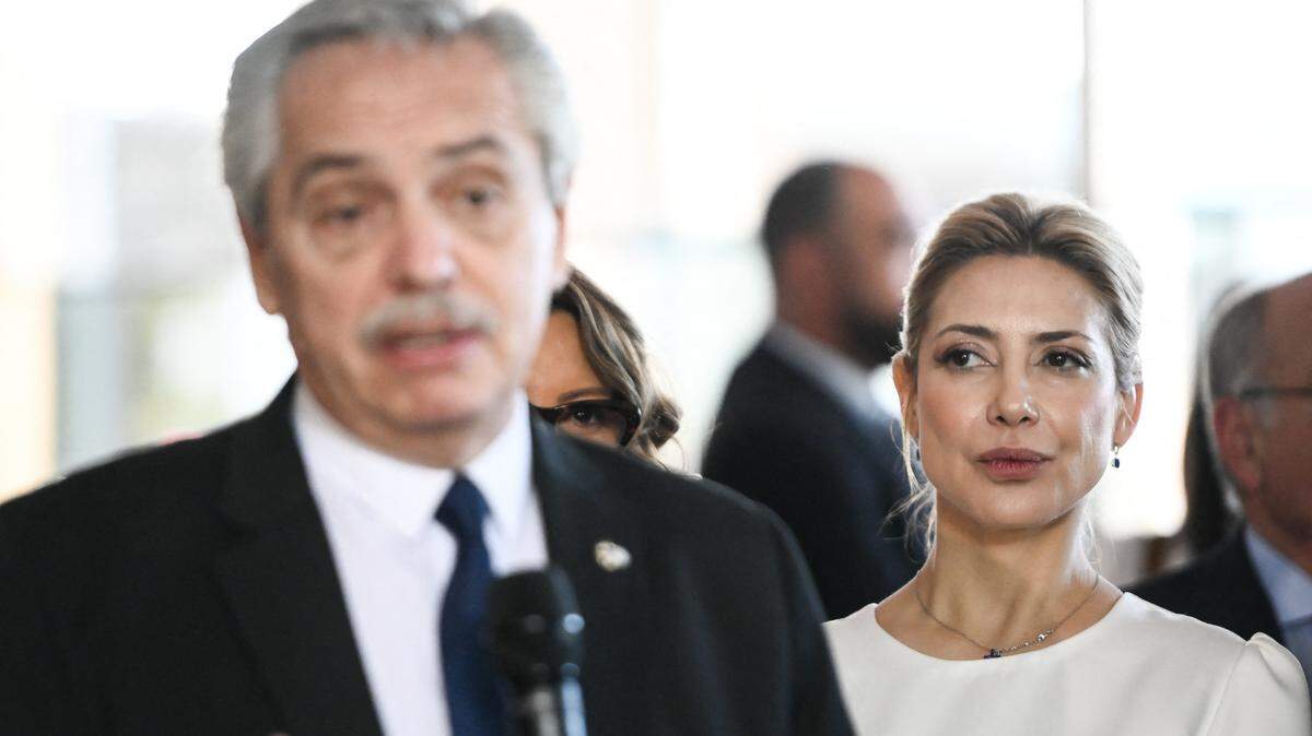 El presidente de Argentina, Alberto Fernández junto a su esposa, el lunes 26 de junio de 2023 en el Palacio Planalto en Brasilia, Brasil. 