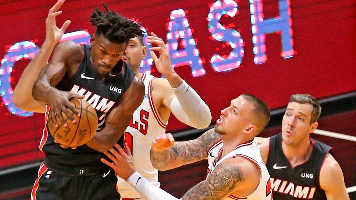 El jugador del Heat Jimmy Butler lucha por la pelota ante la defensa de los Bulls de Chicago, en el partido celebrado el 26 de abril de 2021 en Miami.