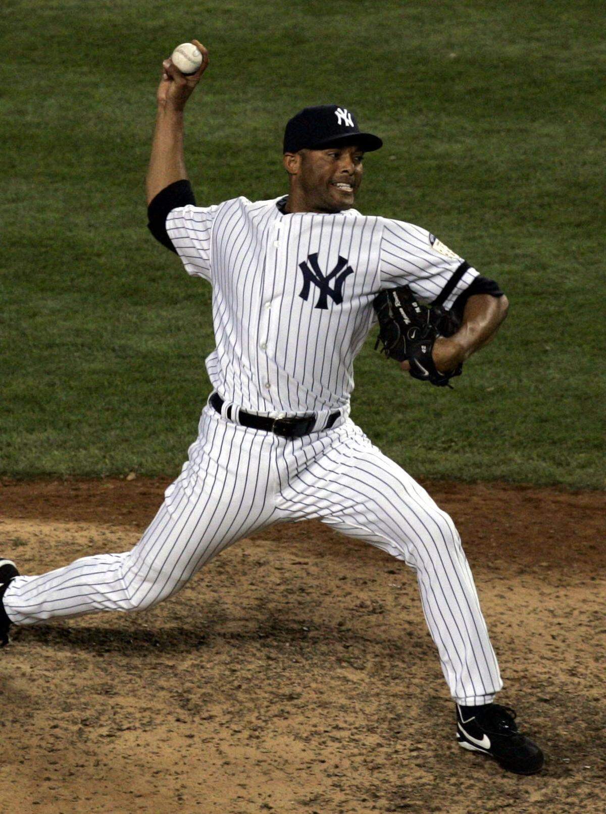 El relevista de los Yankees Mariano Rivera lanza en el noveno inning en el Juego de las Estrellas de Grandes Ligas, celebrado el 15 de julio de 2008 en Nueva York.