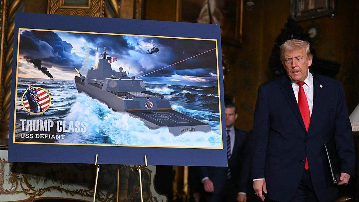 El presidente estadounidense Donald Trump durante la presentación de una nueva clase de buques de guerra que llevarán su nombre, el 22 de diciembre de 2025 en su residencia privada en Mar-a-Lago, Palm Beach, Florida. 