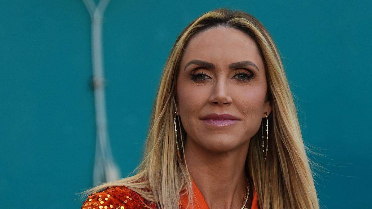 La copresidenta del Comité Nacional Republicano, Lara Trump observa el partido entre los Miami Dolphins y los New England Patriots durante la segunda mitad en el Hard Rock Stadium el 24 de noviembre de 2024; Miami Gardens, Florida.
