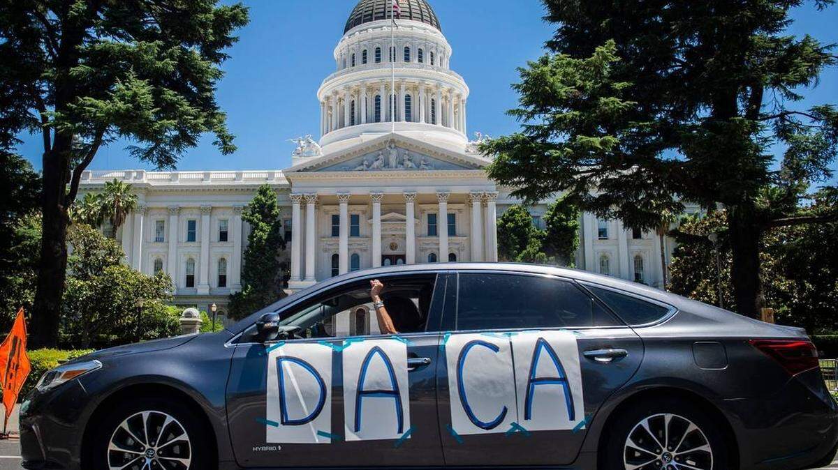Los estados que impugnan la regla de DACA argumentan que causará cargas administrativas y de recursos al aumentar el número de inscritos y que alentará a más personas a permanecer en el país sin documentos legales.