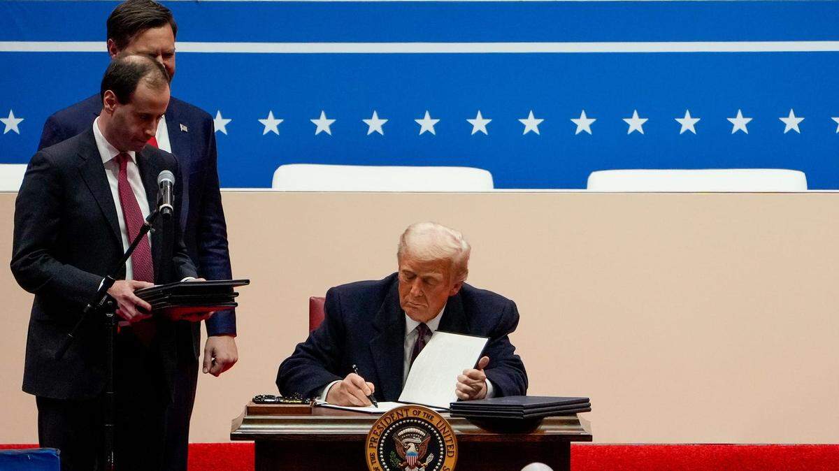 El nuevo presidente de Estados Unidos, Donald Trump, indultó este lunes a los encausados por el asalto al Capitolio de 2021, en una de las primeras órdenes ejecutivas que firma pocas horas después de ser investido como mandatario.