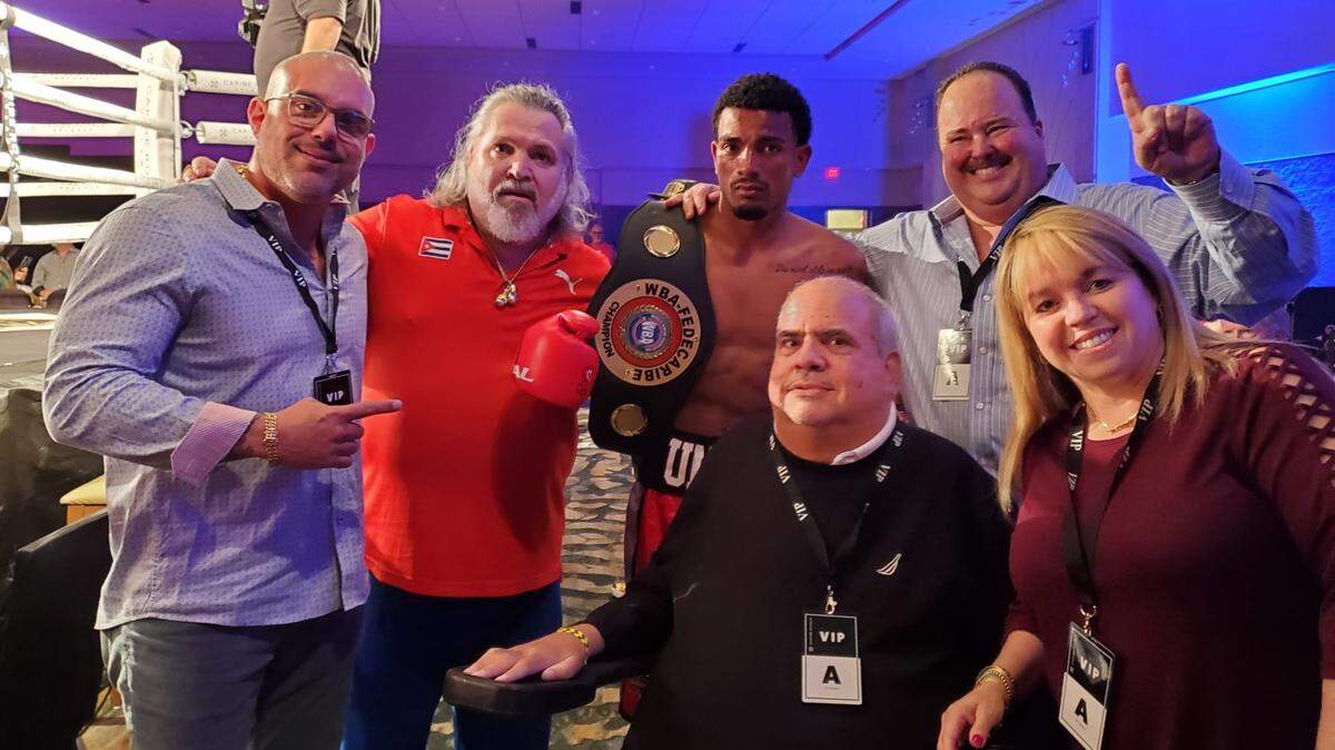 IDALBERTO UMARA (centro) rodeado de su equipo de trabajo, miembros de la promotora M&R y del Hotel Caribe Royale de Orlando.