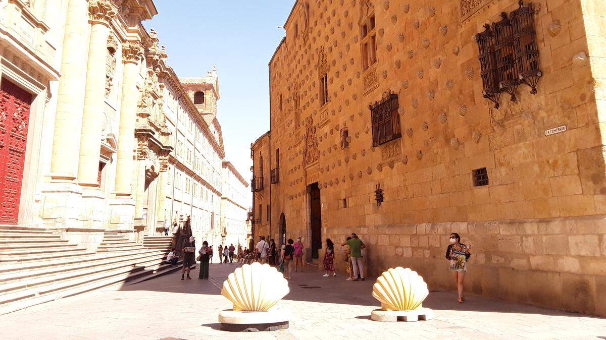 A la derecha, la Casa de Las Conchas frente a ella la Universidad Pontificia de Salamanca.