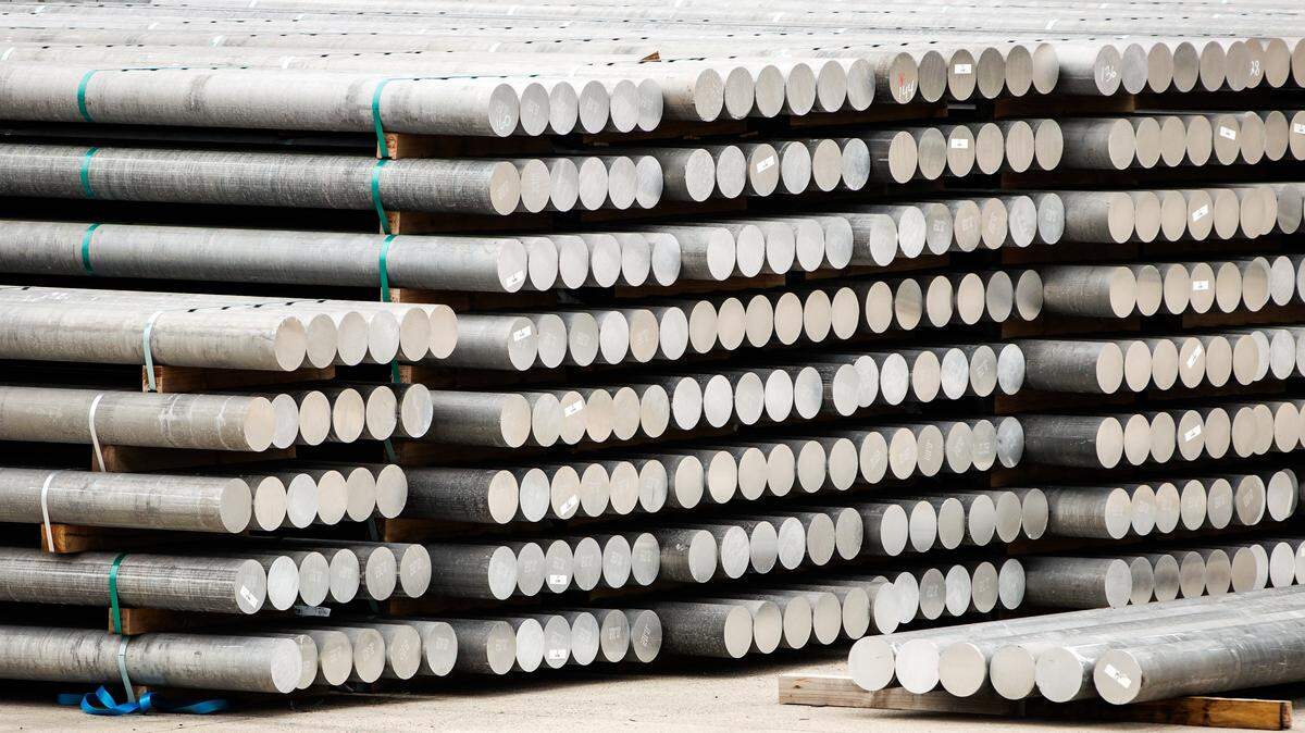 Se observan pilas de barras de aleación de aluminio 6064 en el Puerto de Baltimore, Maryland, el 1 de agosto de 2025. El presidente estadounidense Trump firmó una nueva orden ejecutiva que impone aranceles del 10% al 41% a decenas de países, además de aumentar los aranceles a Canadá del 25% al 35% y a Brasil del 10% al 50%.