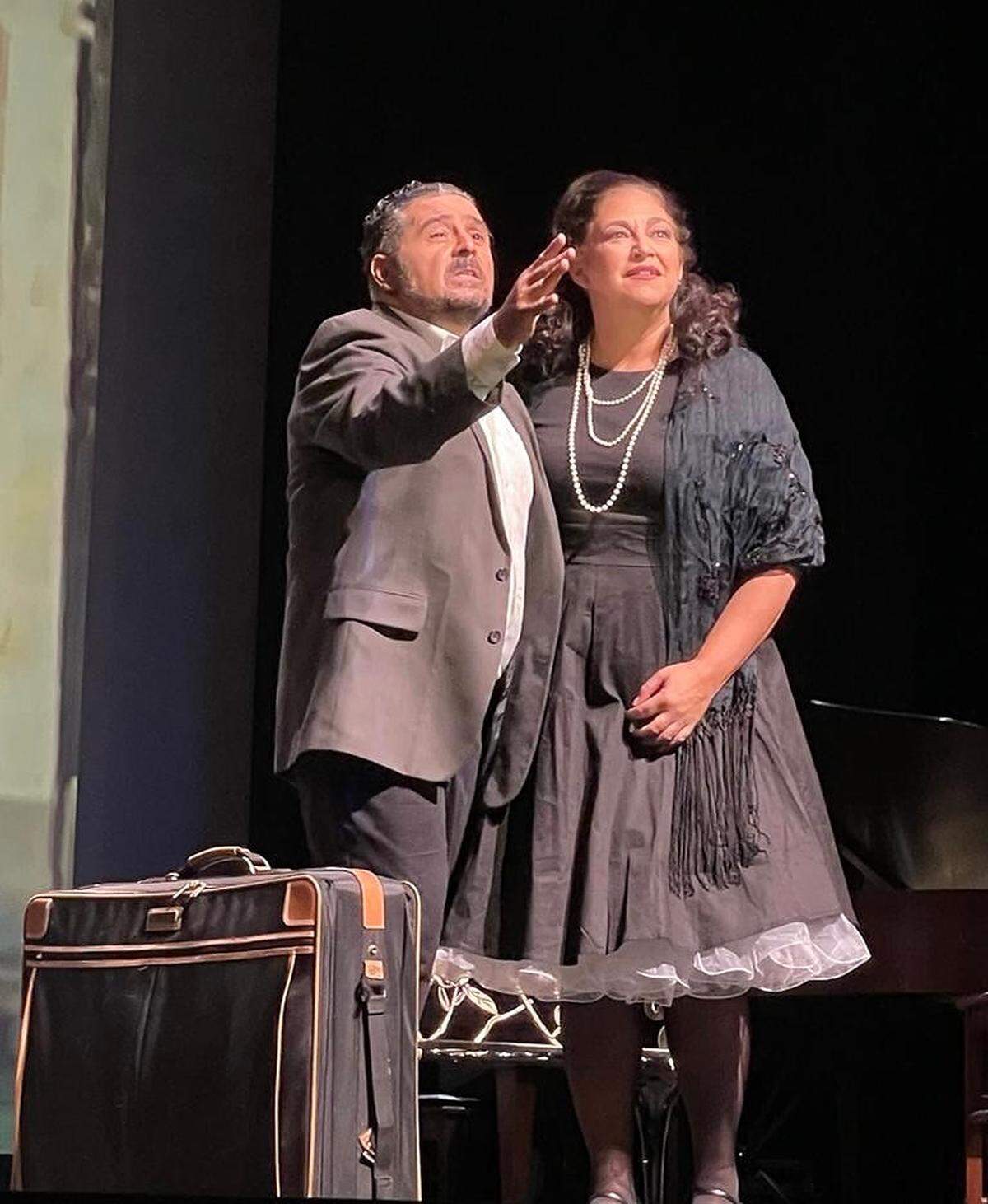 Dolores (Yetzabel Arias) y Rafael (Carlos Silva) se reconcilian al final de la zarzuela.