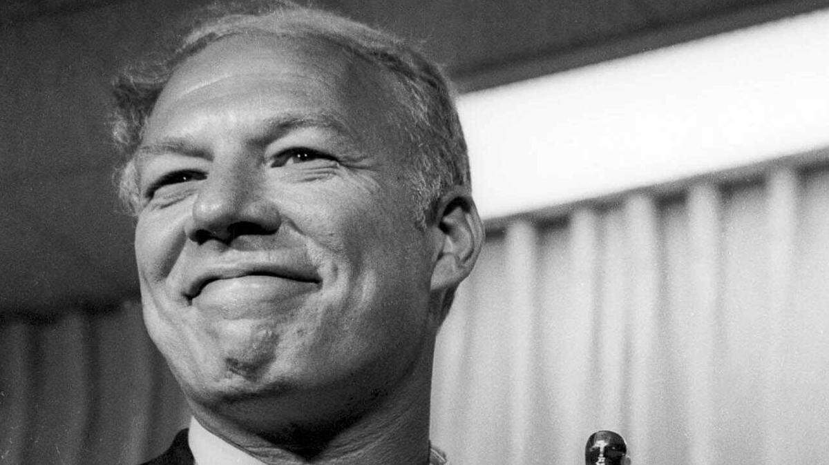 En esta foto del 10 de  abril de 1968,  George Kennedy posa con su Oscar en Santa Mónica, California, después de ganar mejor actor de reparto por "Cool Hand Luke".