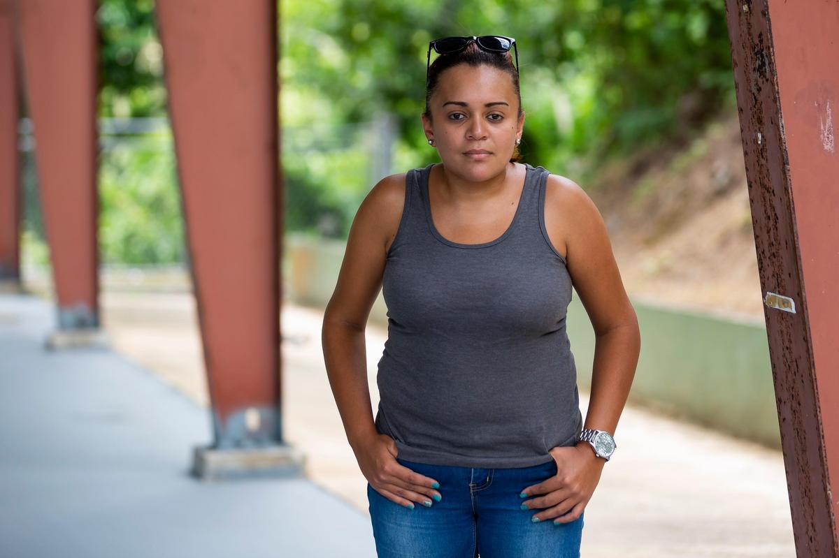 Liz Nazario, de 30 años, en Naranjito, Puerto Rico. La zona montañosa de Naranjito siempre ha tenido un servicio deficiente de agua corriente, pero tras el paso del huracán María la situación empeoró.
