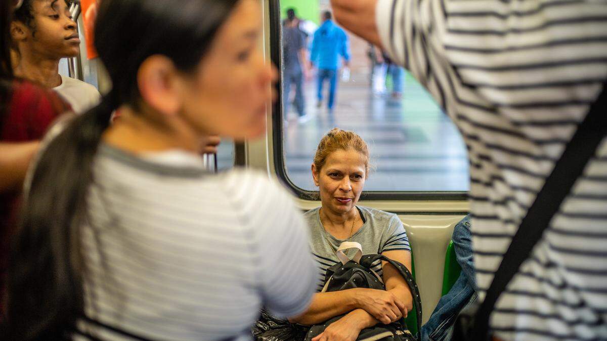 Cinthia Delgado en un autobús de camino a su trabajo en Medellín, Colombia. Delgado trabajó como como diseñadora gráfica en Venezuela