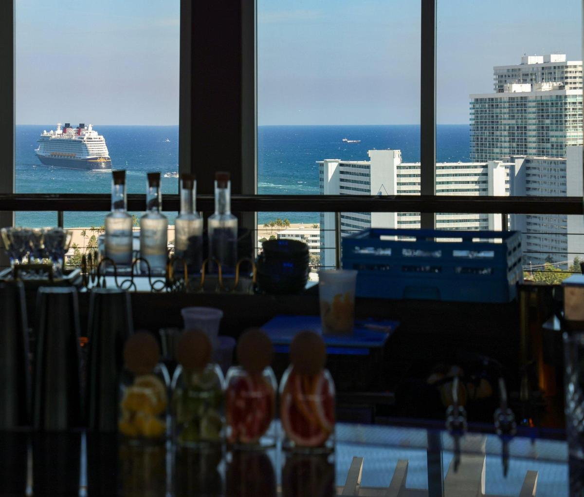 El restaurante y bar Pier 66, recientemente renovado, presume de una estética fresca y contemporánea que combina a la perfección el encanto náutico con la elegancia moderna.