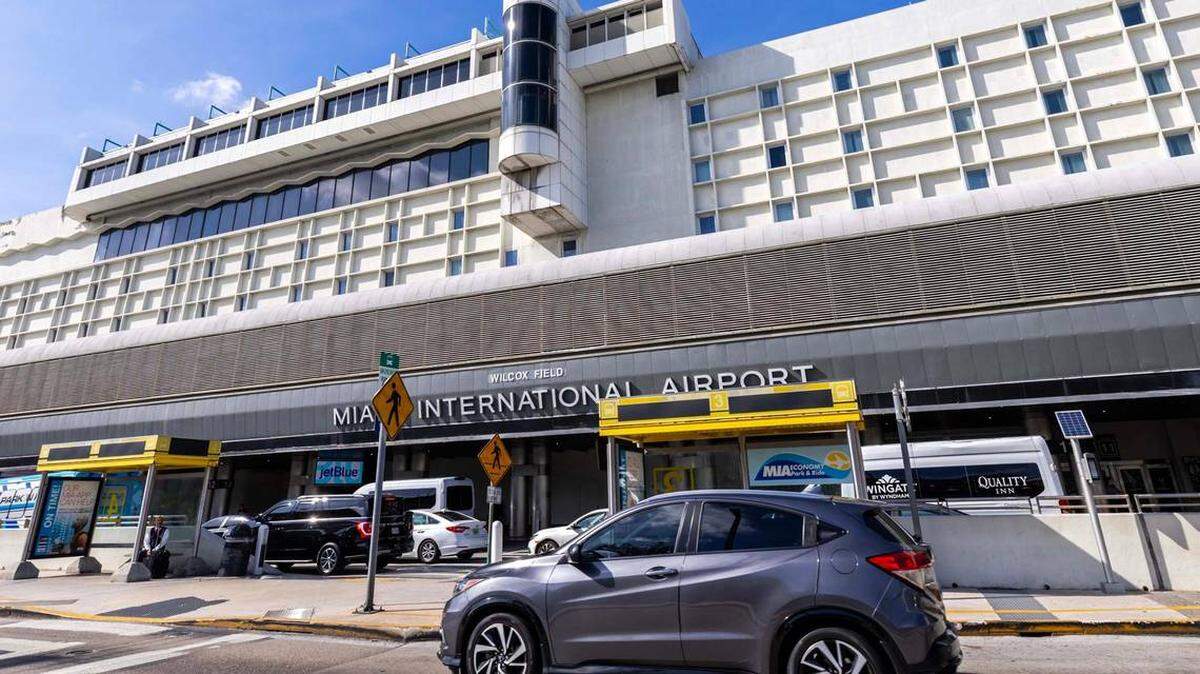 Tráfico afuera del área de salidas en el Aeropuerto Internacional de Miami el jueves 21 de noviembre de 2024. 