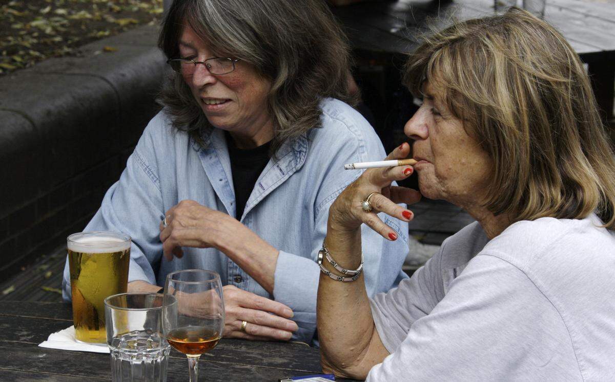 Las mujeres suelen tener menos agua corporal, que disuelve el alcohol, que los hombres del mismo peso lo que significa que el mismo número de bebidas les lleva a tener mayores concentraciones de alcohol en la sangre.