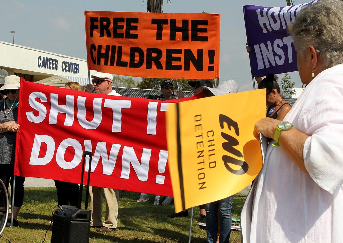 Activistas a favor de los inmigrantes y líderes comunitarios protestan frente al centro de detención de menores inmigrantes en Homestead, Florida, el 5 de marzo del 2019..