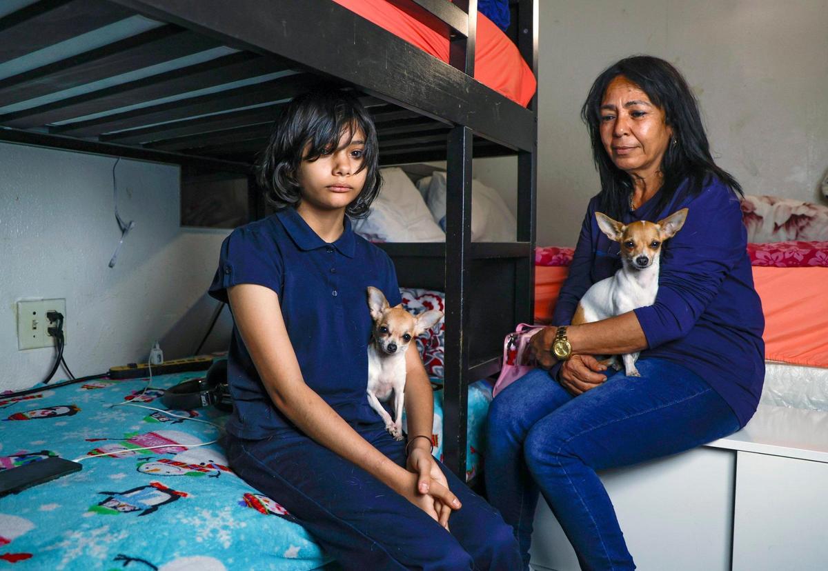 Georgina Sao (der.) está en el proceso de recibir la custodia legal de su nieta, Gillian Rodríguez, quien sufre la muerte por cáncer de su mamá, Yenisley Perdomo, activista contra el gobierno cubano y defensora de los animales.