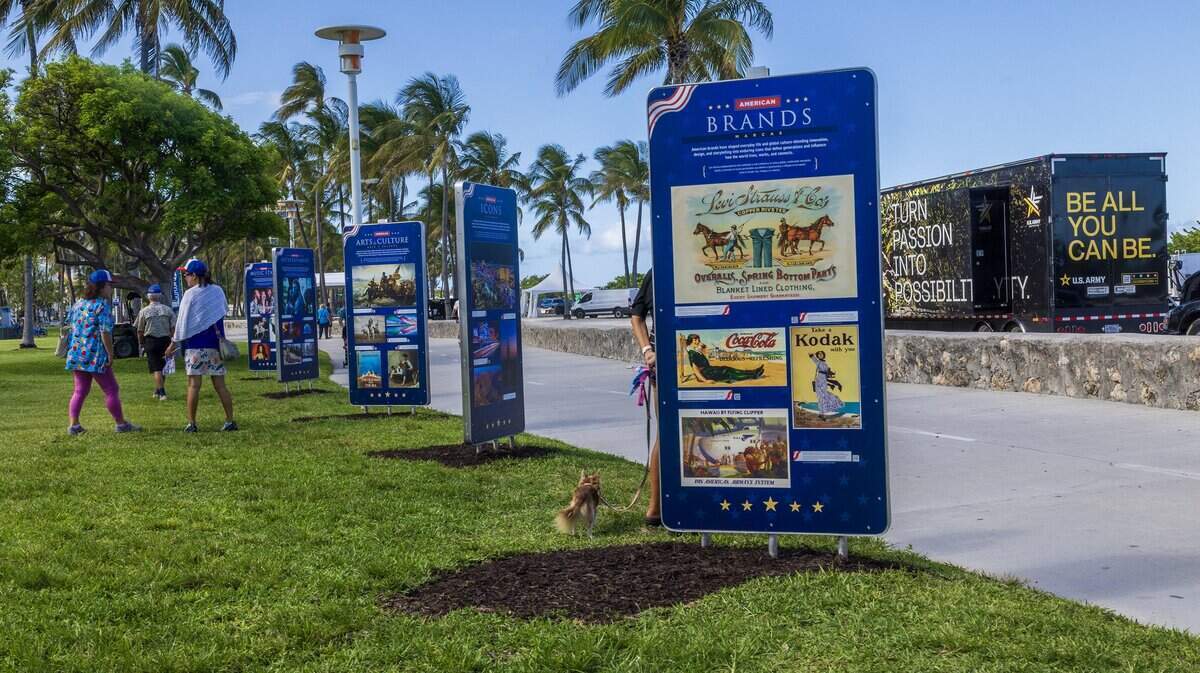 Asistentes observan las diversas imágenes expuestas durante la ceremonia de inauguración de la muestra al aire libre “Miami Beach FREEDOM” el jueves 21 de mayo en la Galería Ocean Drive, en Lummus Park (entre las calles 11 y 12), para conmemorar el 250 aniversario de Estados Unidos.