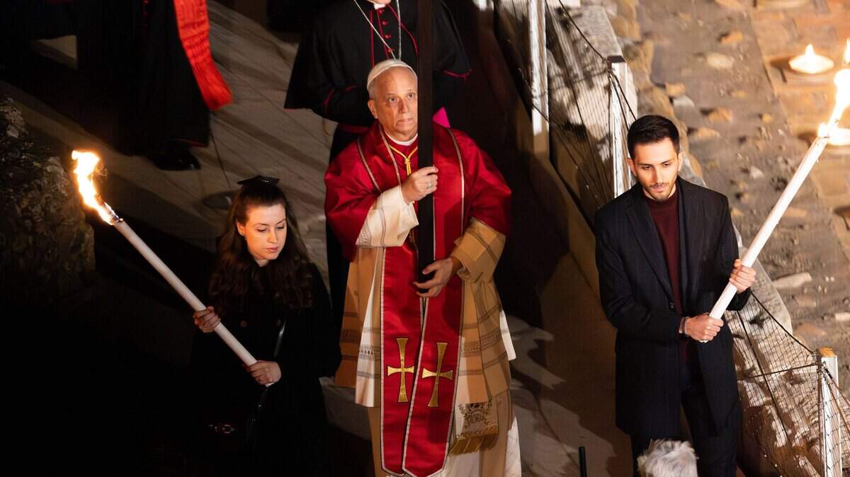 El papa León XIV preside la solemne procesión del Vía Crucis del Viernes Santo en el Coliseo de Roma, acompañado por el clero y los fieles, como parte de la tradicional liturgia pascual y la devoción cristiana, el viernes 3 de abril de 2026.