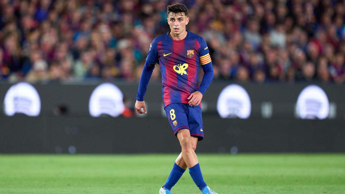El mediocampista de Barcelona, Pedri, observa durante el partido de LaLiga EA Sports entre su equipo y el Real Madrid CF, celebrado el 10 de mayo de 2026 en Barcelona, España.