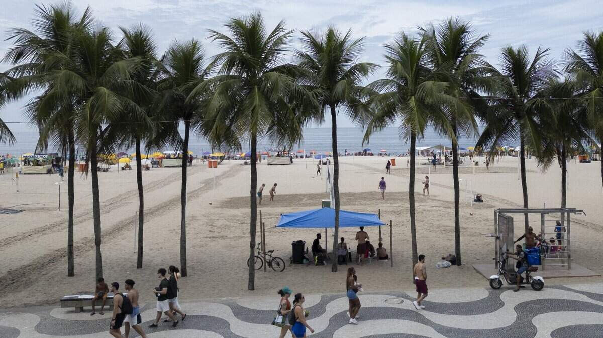 Personas caminan a lo largo del Calçadão de Copacabana, de diseño con patrón de olas (Paseo marítimo de Copacabana), en la playa de Copacabana en Río de Janeiro, Brasil, el 8 de marzo de 2026.