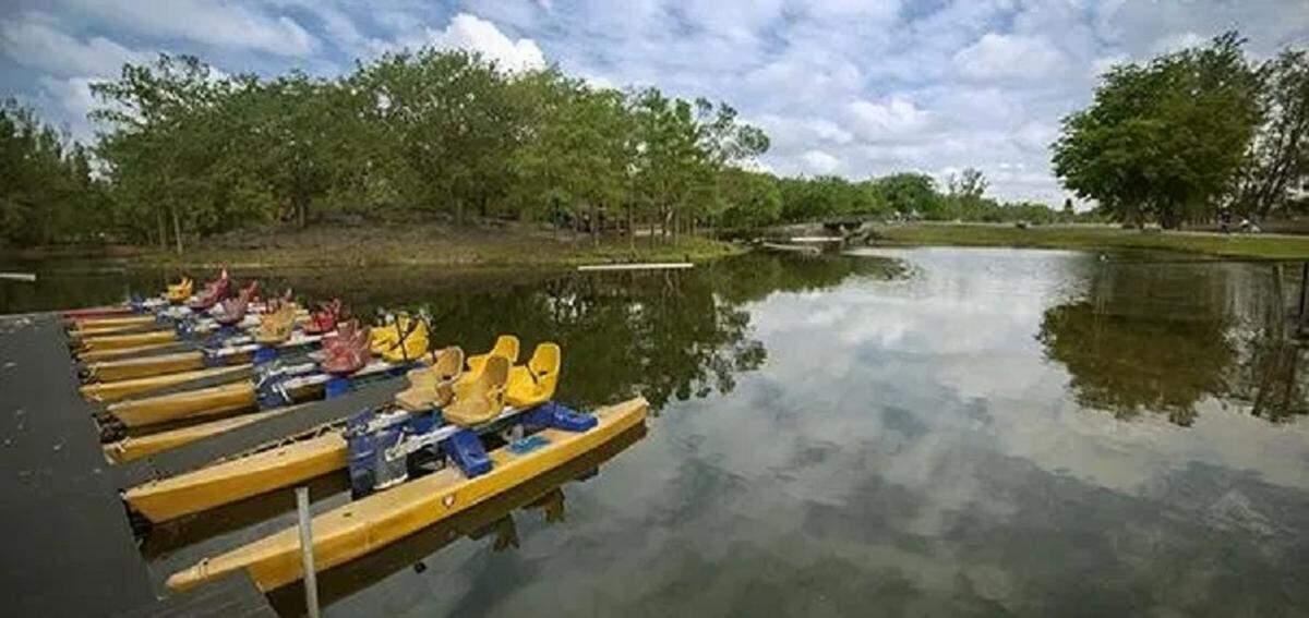 Actividades al aire libre en los parques de Miami-Dade: Clínica de kayak 101 en Bill Sadowski Park and Preserve.
