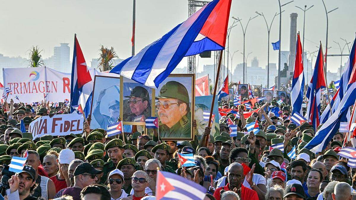 Personas asisten a una manifestación en apoyo al expresidente cubano Raúl Castro, de 94 años —quien ha sido imputado por un tribunal estadounidense—, frente a la Embajada de Estados Unidos en La Habana, el 22 de mayo de 2026.