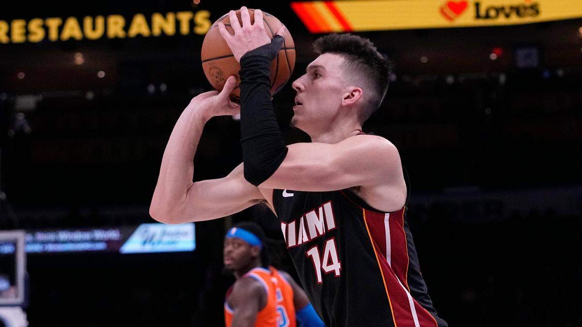 El escolta del Heat de Miami Tyler Herro tira al aro frente al jugador del Thunder Luguentz Dort, en el partido celebrado el 14 de diciembre de 2022 en Oklahoma.