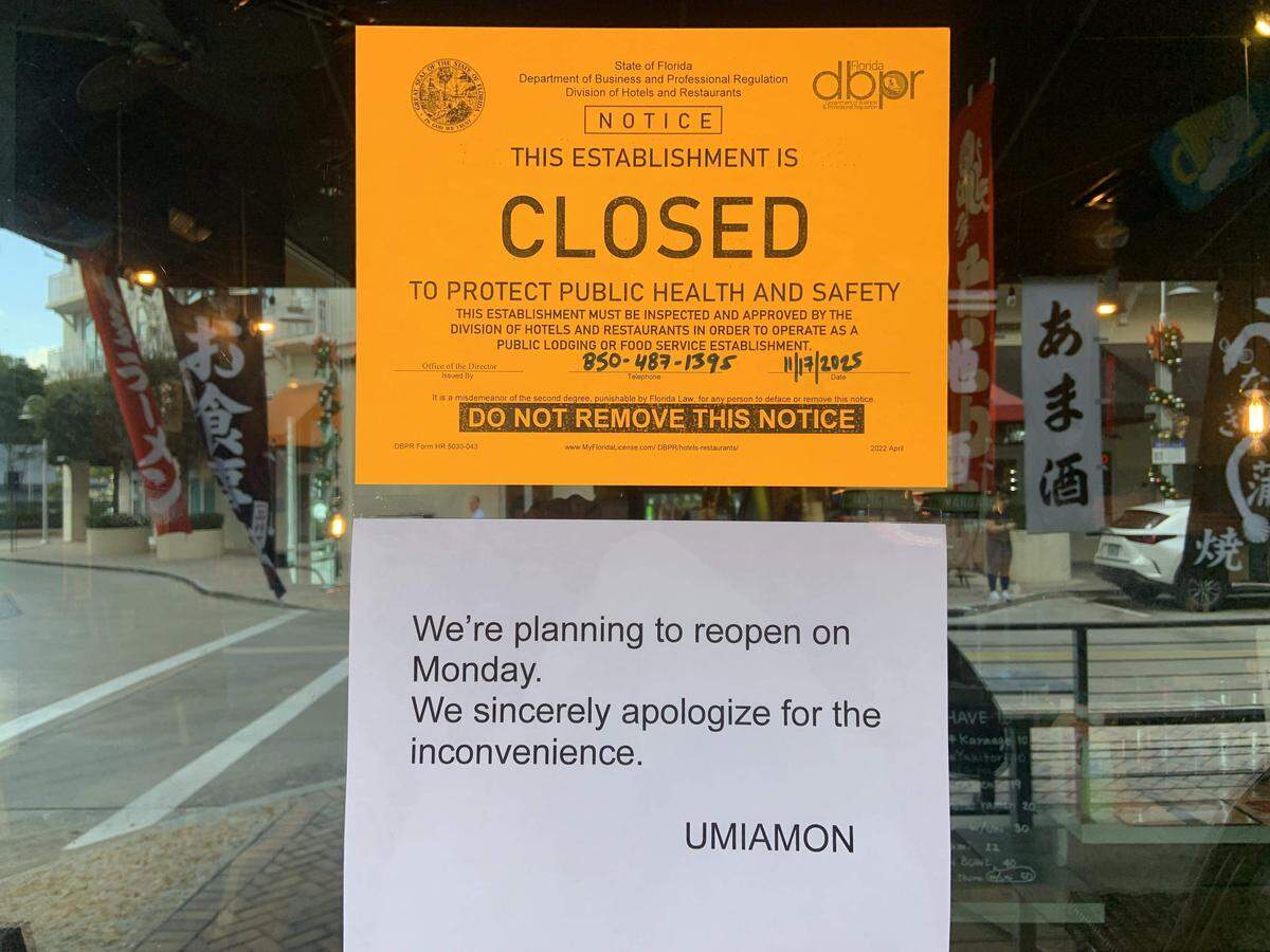 El aviso de cierre tras la inspección de Iron Sushi realizada el 17 de noviembre por el Departamento de Regulación Comercial y Profesional de la Florida. Abajo, el deseo de esperanza de la gerencia. Iron Sushi permaneció cerrado a la 1:15 p.m. del lunes.
