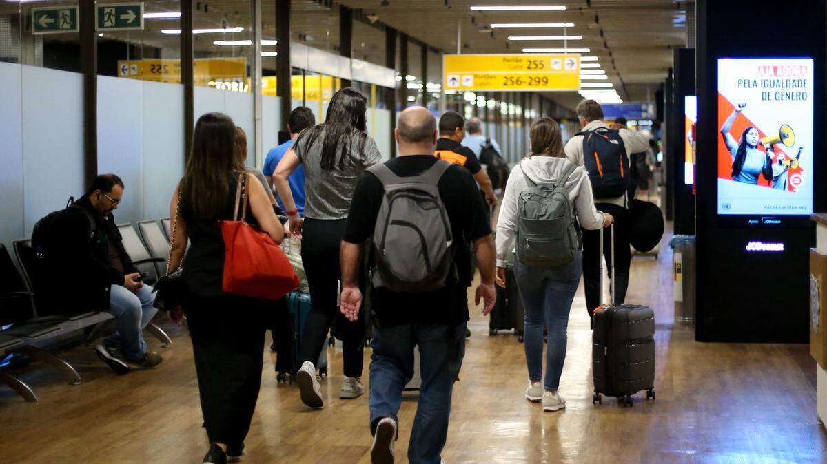 Decenas de pasajeros caminan por un pasillo del Aeropuerto Internacional de Sao Paulo en Guarulhos, Brasil, en esta foto de archivo del 26 de abril de 2024. Brasil ha endurecida las reglas migratorias tras notar que algunos pasajeros internacionales usan este aeropuerto como punto intermedio para llegar a Estados Unidos.