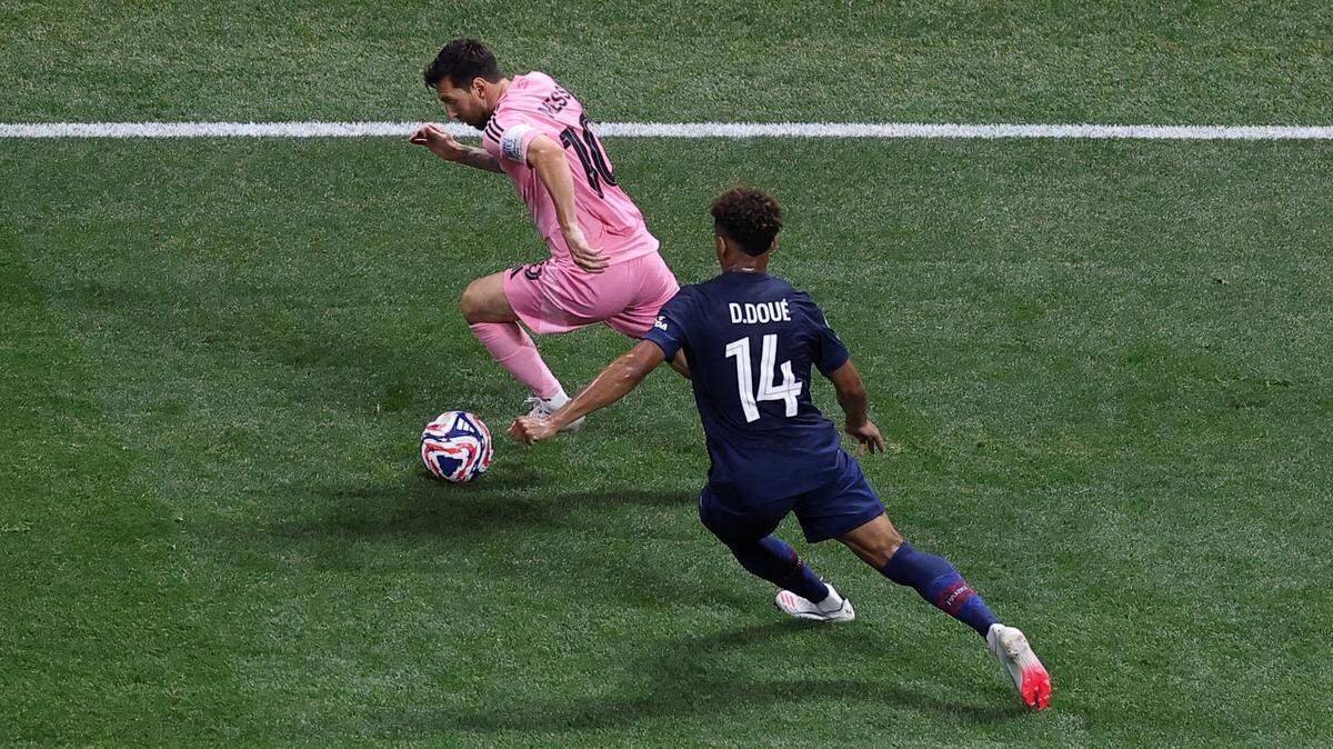 El delantero del Inter Miami Lionel Messi conduce la pelota ante la marca de Desire Doue, del Paris Saint-Germain, en el partido de octavos de final del Mundial de Clubes celebrado el 29 de junio de 2025 en el Mercedes-Benz Stadium en Atlanta, Georgia.