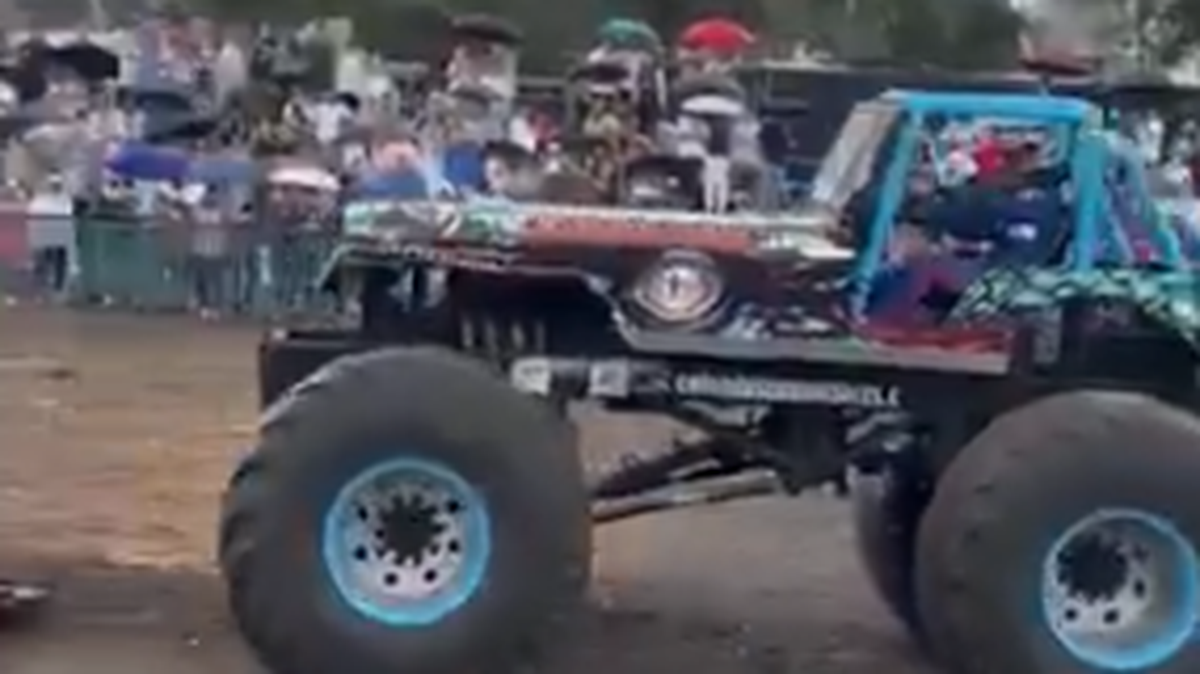 Un auto de gran tamaño, conocido como “monster truck”, perdió el control y arrolló a decenas de personas del público durante una exhibición automovilística en la ciudad de Popayán, Colombia.