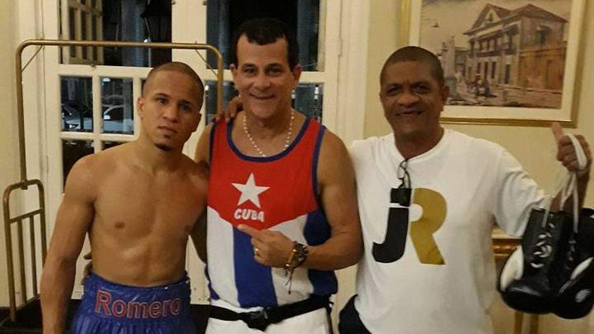 JORGE ROMERO con el entranador Franco Gonzalez, tras la victoria en Colombia.