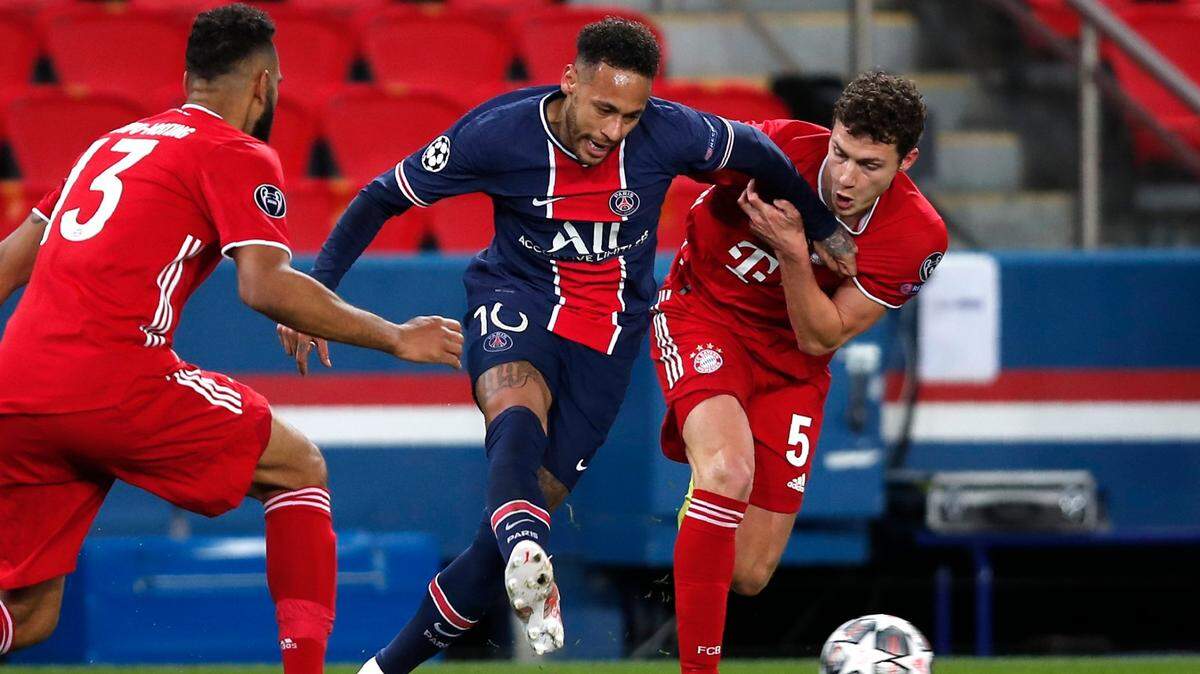 El delantero del Paris Saint Germain Neymar trata de burlar la defensa de Eric Maxim Choupo-Moting (izq.) y Benjamin Pavard, del Bayern Munich, en el partido de vuelta de los cuartos de final de la Liga de Campeones, celebrado el 13 de abril de 2021 en París.