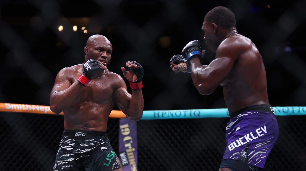 El excampeón welter Kamaru Usman (izq.) puso fin a su sequía de victorias y mandó un claro mensaje a la división: sigue siendo el hombre del saco al vencer al joven y talentoso Joaquin Buckley en la UFC Atlanta. 