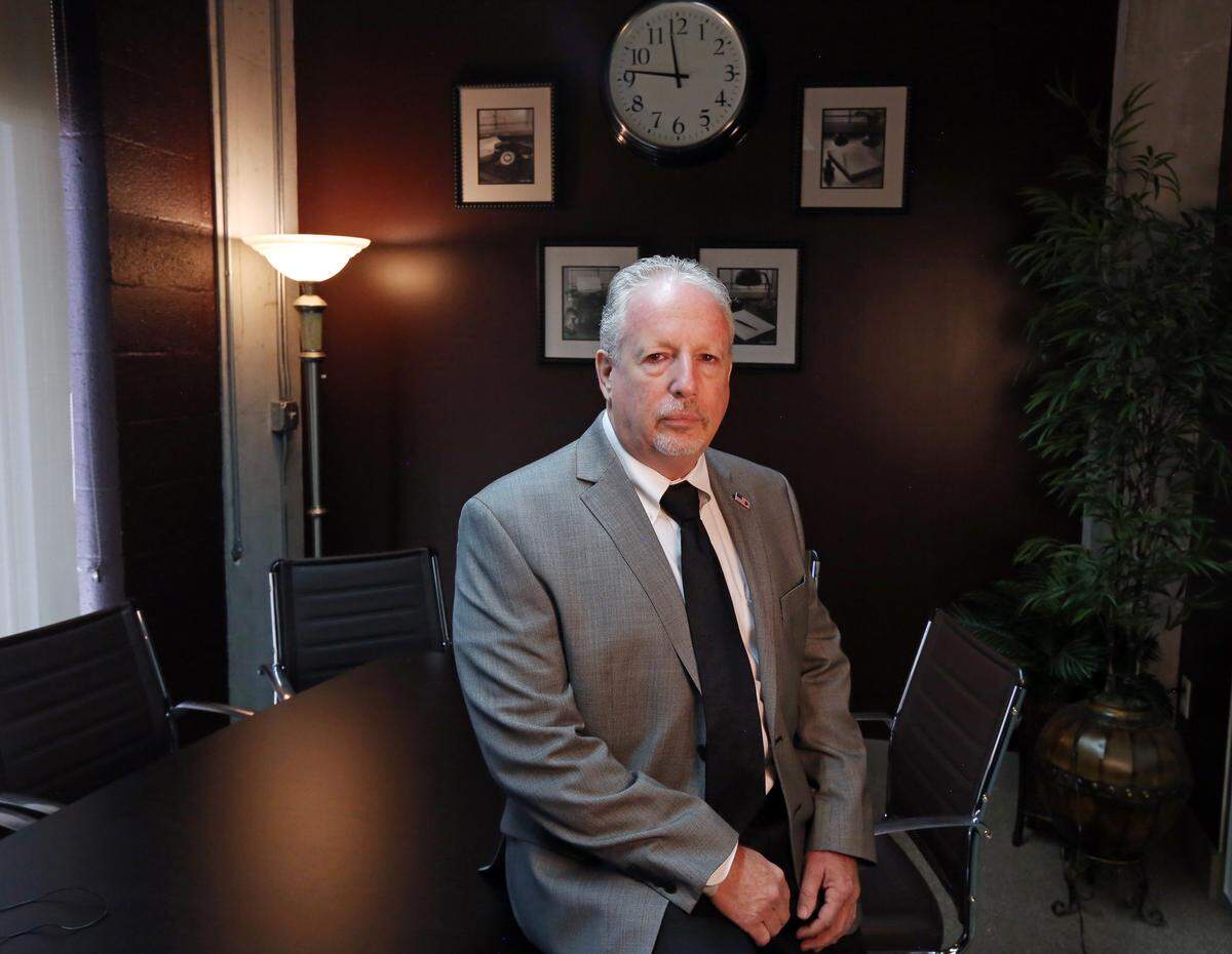 Mike Fisten, ex sargento y detective de homicidios de la Policía de Miami-Dade, quien ahora es investigador privado de Bradley Edwards, abogdo de algunas de las víctimas de Jeffrey Epstein, dijo que el castigo que Epstein recibió fue una ‘broma’.